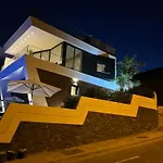 Luxury Modern Sea View *